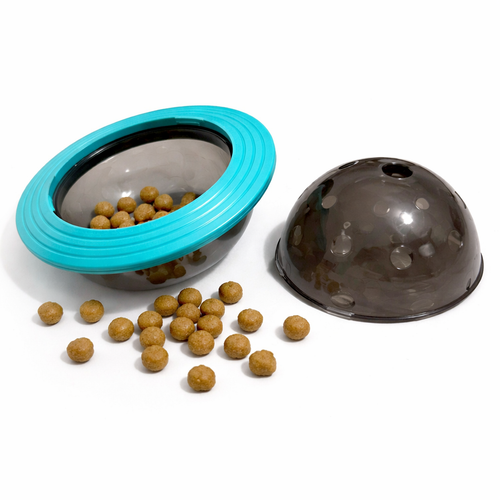 Godbitball for hund åpnet — viser åpningen for tørrfôr og godbiter