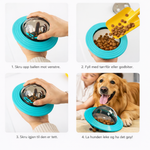 Hund som leker med aktiviseringsleke godbitball innendørs