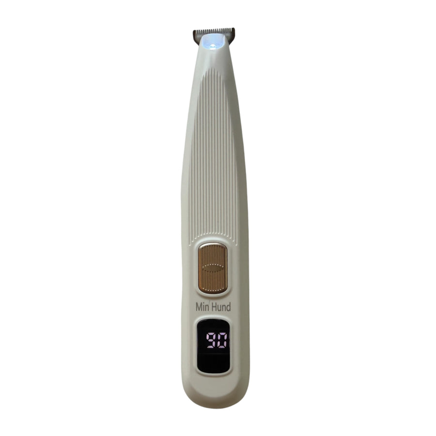Slank hvit klippermodell med blå LED-lys tent øverst, LCD-display som viser 90 prosent batteri og Min Hund-logo.