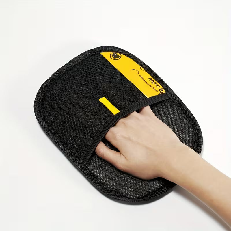 Pelsfjerner-hanske som fjerner dyrehår fra sofa og klær