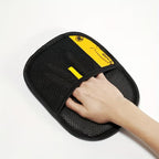 Pelsfjerner-hanske som fjerner dyrehår fra sofa og klær